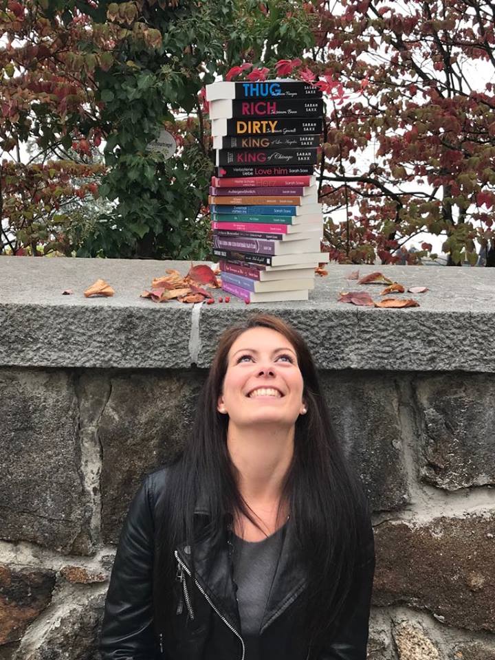 Sarah Saxx mit ihren Büchern
